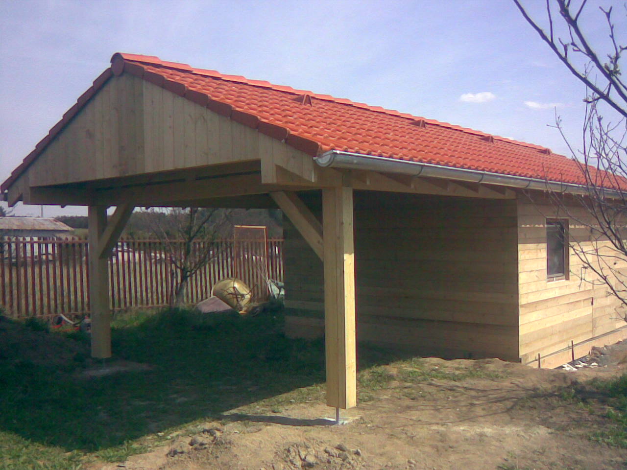   Oleško - zahradní chata, kryté stání